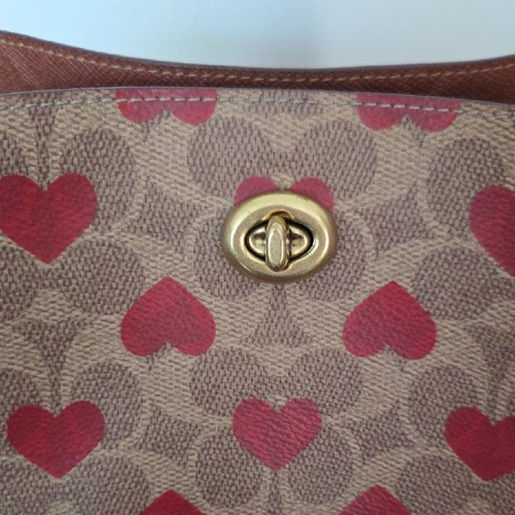 Willow Bucket Bag In Signature Canvas With Heart Print
C8389 - Picture 14 of 16